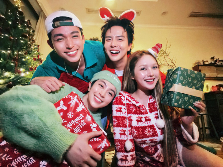 Diễn viên Duy Khánh, Gil Lê và Xoài Non tụ tập tại nhà riêng của ca sĩ Jun Phạm (ngoài cùng bên trái) để mừng Giáng sinh 2025. Ảnh: FB Jun Phạm.
