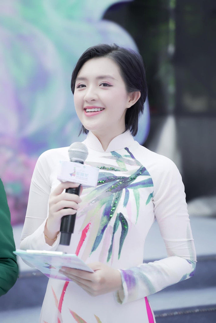 Điều giúp Quản Hân gắn bó nghề dẫn chương trình là vì công việc giúp cô có được sự tự tin trong lời ăn tiếng nói, hoạt động giao tiếp thường ngày, cùng với nhiều trải nghiệm và bài học trong cuộc sống.