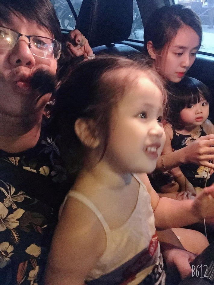 Anh viết: “Nhờ theo anh hai khắp các sân khấu, Ngọc quen rất nhiều cô chú anh chị nghệ sỹ, rồi nó quen với người bạn đầu tiên của Ngọc. Mình phát hiện gay gắt phản đối. Ngọc dạ dạ rồi cũng lì cho đến vài năm. 2 đứa cháu lần lượt ra đời, bực Ngọc lắm nhưng 2 đứa cháu dễ thương quá, vậy là vì 2 đứa cháu mà không giận Ngọc nữa. Rồi Ngọc còn lại 1 mình, Ngọc buồn, cả nhà đau”. Ảnh: FB Gia Bảo.