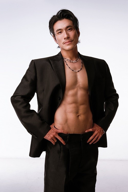 Cách tạo dáng của Kiều Minh Tuấn trong các bộ ảnh mới đây không còn mang tính chất diễn hài mà đậm chất thời trang. Ảnh: FB Kiều Minh Tuấn.