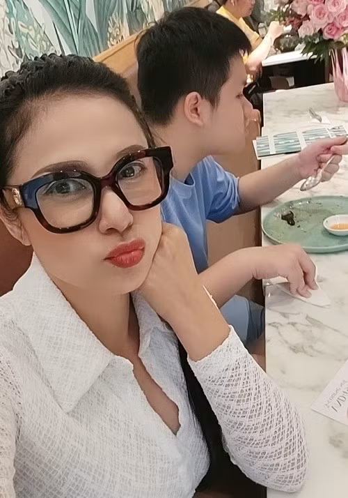 Theo Znews, Việt Trinh cho biết một trong những lý do cô bị trầm cảm là tính chất công việc của một diễn viên, đòi hỏi thay đổi cảm xúc liên tục. Ngoài ra, thời điểm mang thai, sinh con, cô cũng bị căng thẳng, lo lắng quá mức.