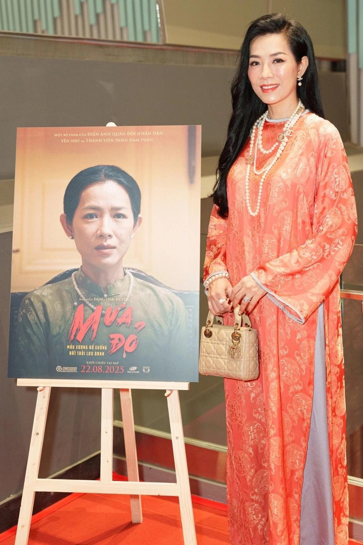 Chia sẻ trên Dân Việt, đạo diễn Thượng tá Đặng Thái Huyền cho biết, nhân vật nữ trên bàn đàm phán được xây dựng với cảm hứng từ hình tượng nguyên Phó Chủ tịch nước Nguyễn Thị Bình, nhưng không phải là nhân vật là bà Nguyễn Thị Bình. Ảnh: FB Yến Nhi.