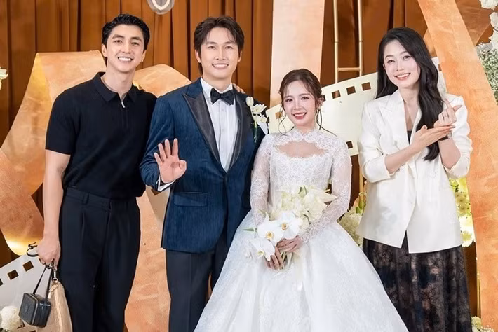 Ngoài vợ chồng Anh Đào, nhiều sao Việt đến dự hôn lễ của Đình Tú. Trong ảnh, vợ chồng Bình An - Phương Nga chúc mừng Đình Tú và Ngọc Huyền về chung một nhà. Ảnh: Tiền Phong.