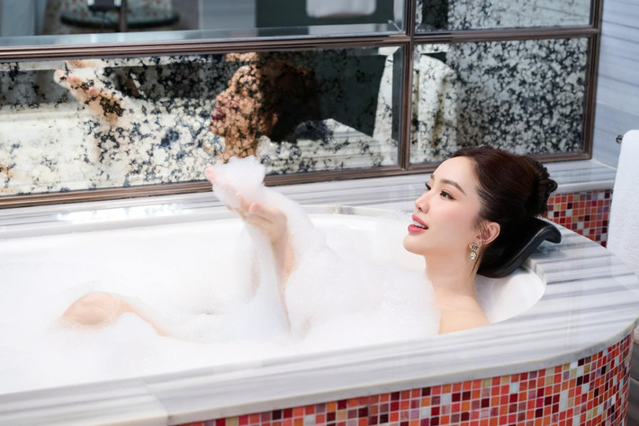 Năm 2006, Bảo Thy gây chú ý khi vào top 10 cuộc thi Miss Audition. Sau đó, tên tuổi của cô gắn liền với các ca khúc Sorry, Vẫn ngỡ như là, Xin đừng xát muối trái tim em, Công chúa bong bóng. Nữ ca sĩ hiện tại giàu có nhờ kinh doanh, hoạt động âm nhạc nhiều năm.