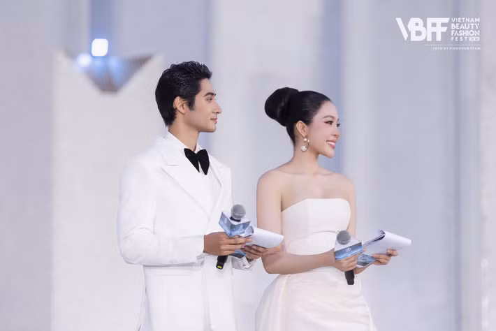 Tháng 12/2025, cô làm MC cho đêm trình diễn thời trang thuộc khuôn khổ Miss World Vietnam 2025. "Đứng trên sân khấu không chỉ là dẫn dắt một chương trình, mà là vinh dự được góp tiếng nói và cảm xúc của mình vào những khoảnh khắc đẹp nhất của đêm diễn. Mỗi phần trình diễn không chỉ là thời trang mà còn là câu chuyện, là tinh thần và cảm hứng được gửi gắm đến khán giả", Kiều Duy trải lòng.