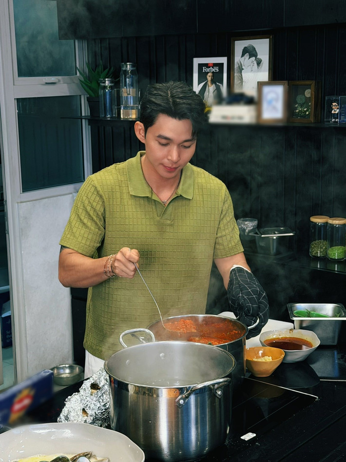 Nam ca sĩ hỗ trợ Huy Trần chuẩn bị đồ ăn cho tiệc Giáng sinh tại nhà. Ảnh: FB Jun Phạm.