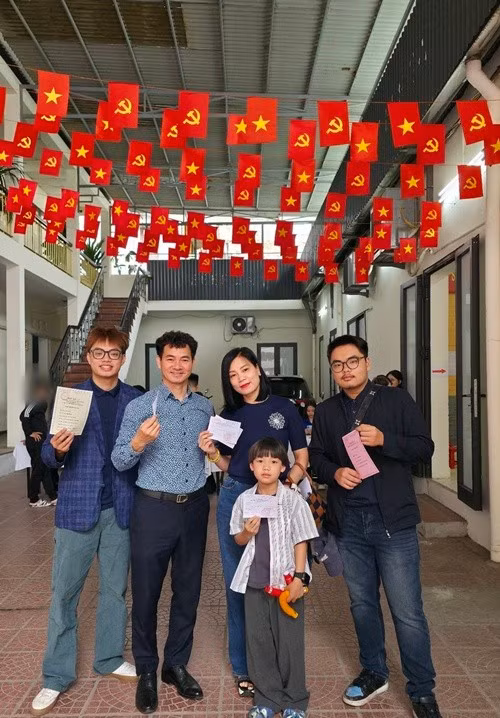 Gia đình nghệ sĩ Xuân Bắc có 3 người tham gia bầu đại biểu Quốc hội khóa XVI và HĐND các cấp nhiệm kỳ 2026–2031. Anh chia sẻ: “Bầu xong cất kỹ thẻ ngay. Kỷ niệm lưu giữ, sau này mở xem”. Ảnh: FB Xuân Bắc.