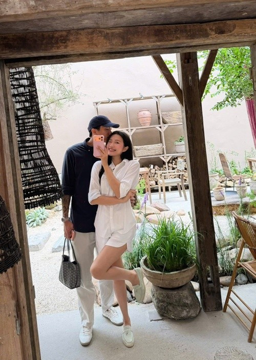Trong một buổi hẹn hò riêng tư, Đoàn Văn Hậu từng gây chú ý khi nhẹ nhàng hôn tóc vợ.