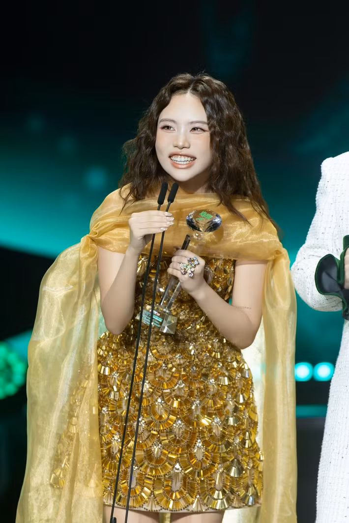 Bên cạnh lời xin lỗi, Phương Mỹ Chi bày tỏ mong muốn khán giả tiếp tục đồng hành, tin tưởng vào sự trưởng thành và tâm huyết của cô trên con đường nghệ thuật.