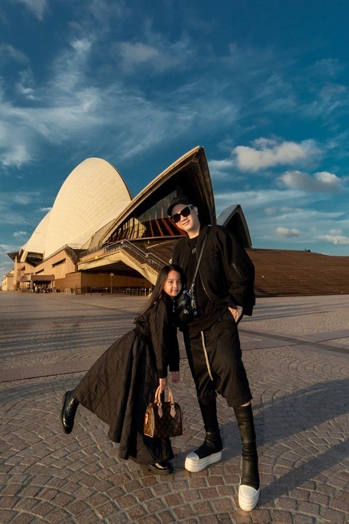 Bé MyMy gây chú ý khi sử dụng túi xách hàng hiệu. Ảnh: FB Đỗ Mạnh Cường.