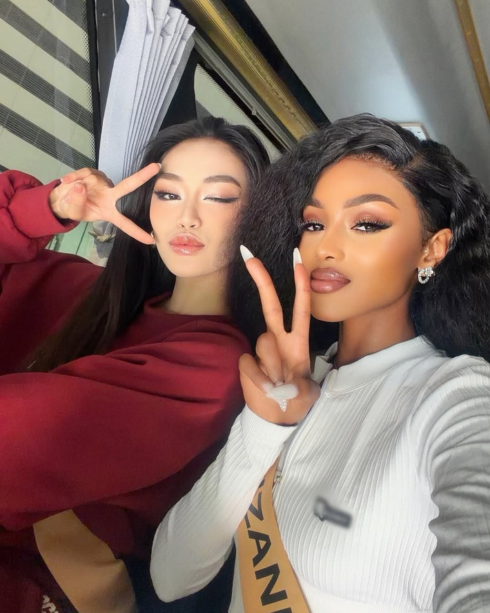 Mới đây, Yến Nhi bất ngờ để lọt cuộc điện thoại với một người quen khi Beatrice Alex - đại diện Tanzania ở cuộc thi Miss Grand International 2025 livestream. Ảnh: Instagram Beatrice Alex.