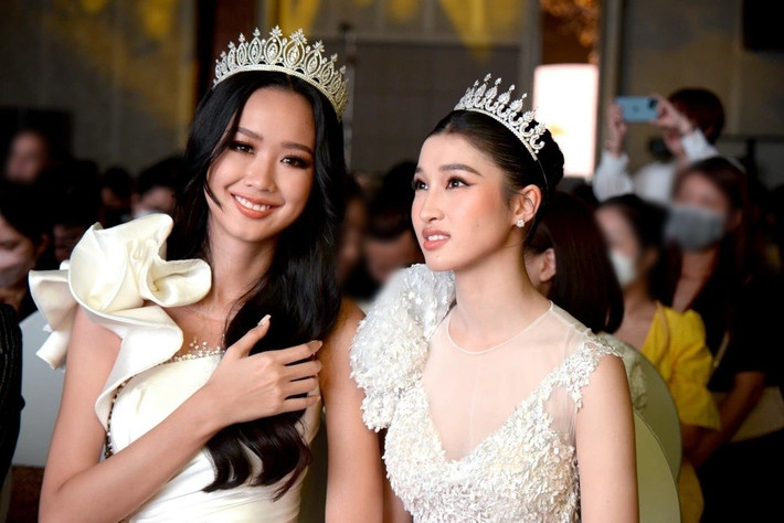 Á hậu Phương Nhi (phải) và Bảo Ngọc cùng bước ra từ cuộc thi Miss World Vietnam 2022 vì vậy cả hai có mối quan hệ thân thiết. Mới đây, Bảo Ngọc chúc mừng Phương Nhi lên xe hoa. Ảnh: Pháp Luật TP HCM.