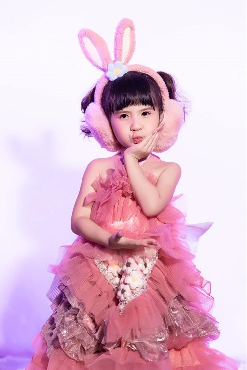 Con gái Thiên An gây ấn tượng khi lần đầu trình diễn thời trang. Ảnh: FB Mẹ An và bé Sol.