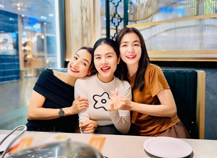 Ái Châu cho biết, cô và Vân Trang biết nhau từ lúc còn độc thân, vẫn chơi chung sau khi lấy chồng, có con. “Cột mốc quan trọng nào trong cuộc đời đứa này cũng đều phải có mặt đứa kia. Kiểu tri kỷ có thể ngồi nghe nhau nói cả ngày không chán. Kiểu chỉ cần là có mặt, không cần biết lý do”, Ái Châu viết.