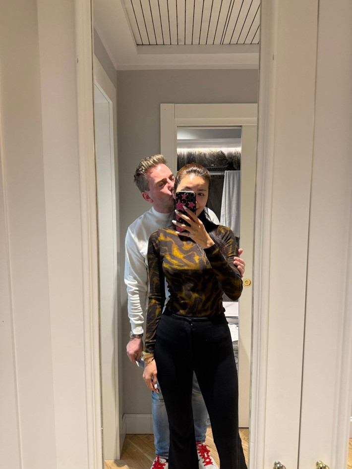 Minh Tú tự lập tài chính trước khi lấy chồng. Bởi vậy, sau khi kết hôn, cô không phụ thuộc vào tiền của Cris.