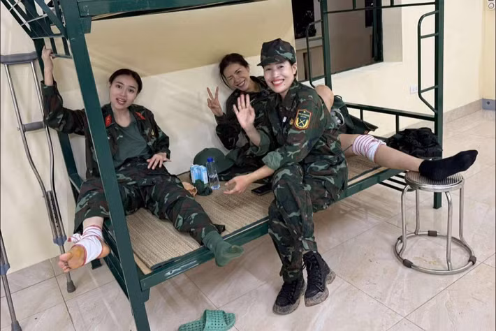 Ngày 29/8, trên trang cá nhân, siêu mẫu Minh Tú (thứ hai bên trái) cho biết, cô rời Sao nhập ngũ 2025 vì chấn thương.