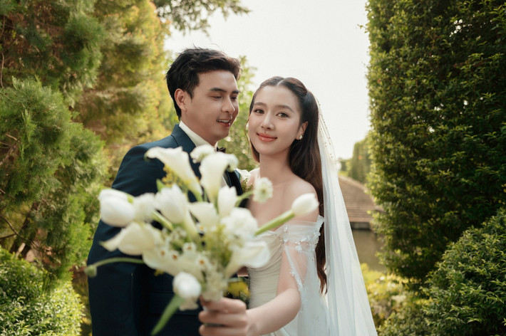 Nam ca sĩ nhắn nhủ vợ kém anh 17 tuổi: "Chuẩn bị cho đám cưới anh và em – ngày đặc biệt để nhắc nhau rằng chúng ta vẫn chịu đựng nhau rất giỏi!".