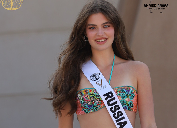 Varvara cân bằng nội tâm thông qua yoga và pilates, kết nối với thiên nhiên bằng những buổi tản bộ dài, đồng thời thể hiện cá tính nghệ thuật qua múa, chơi đàn hạc và luyện thanh. Ảnh: Miss Intercontinental.