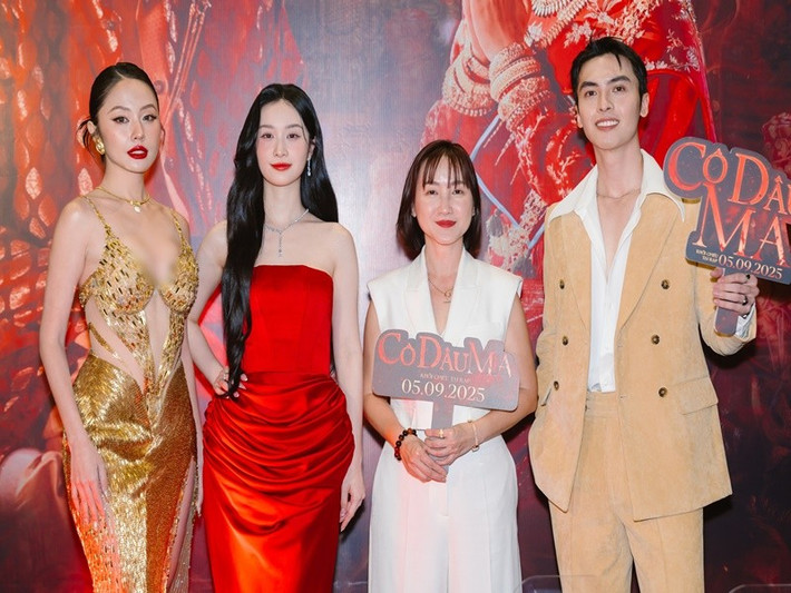 Rima Thanh Vy diện váy cắt xẻ khoe vòng một, Jun Vũ gợi cảm với váy cúp ngực trong một hoạt động quảng bá phim mới. Ảnh: Thể Thao Văn Hóa.