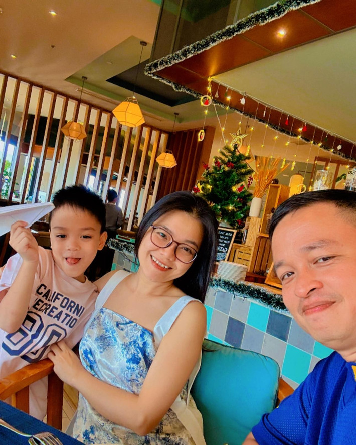 Thanh Ngọc ăn mặc đơn giản, trang điểm nhẹ nhàng mỗi khi dành thời gian cho gia đình.