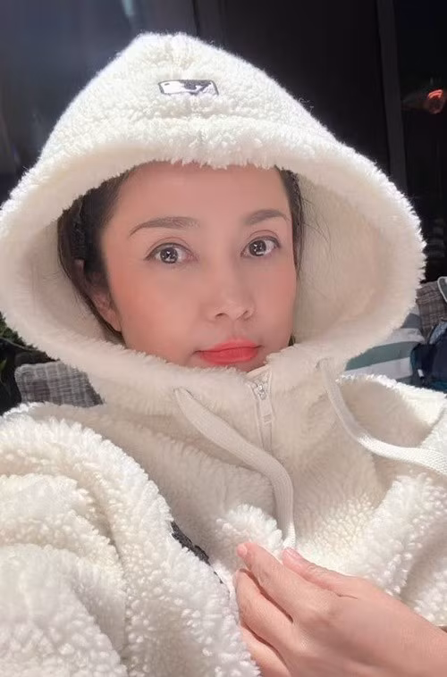 Trước đó, vào năm 2024, chia sẻ trên Arttimes, Việt Trinh lần đầu cho biết cô bị trầm cảm. “Lúc nào cũng lo lắng, sợ đủ thứ, cái gì tôi cũng lo, cũng sợ rất nhiều, ngoài sức cho phép”, cô nói.