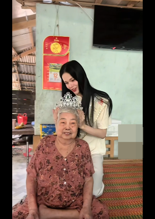 Trở về quê nhà sau khi đăng quang Hoa hậu Chuyển giới Việt Nam 2025 (tháng 5), Hà Tâm Như đội vương miện cho bà nội. "Với con, những điều quý giá nhất không nằm ở thành tích, hay một điều gì quá lớn lao mà là những ký ức con có bên cạnh bà nội", nàng hậu tâm sự. Ảnh: FB Hà Tâm Như.