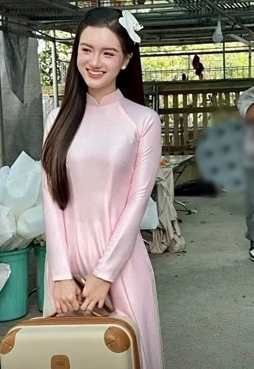 Tú Quỳnh tươi rói trong lễ cưới của Đỗ Thị Hà. Ảnh: Znews.