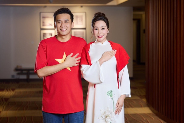 Chào mừng Quốc khánh 2/9, Hồ Quỳnh Hương và chồng diện trang phục in cờ đỏ sao vàng, áo dài.