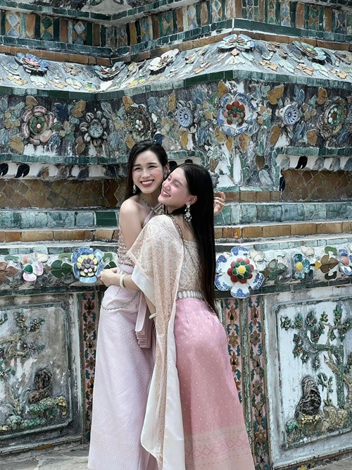 Tú Quỳnh khoe loạt ảnh du lịch Thái Lan cùng Đỗ Thị Hà. Ảnh: FB Tú Quỳnh.