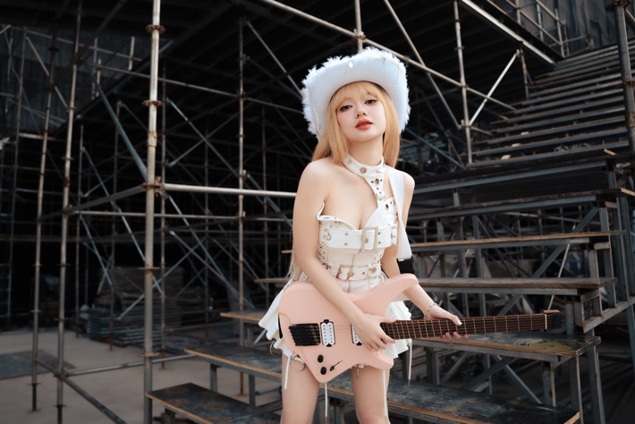 Xuân Nghi và bạn trai làm khác ngành, có cuộc sống riêng nhưng luôn cùng vun đắp hạnh phúc, cố gắng hỗ trợ nhau trong công việc lẫn cuộc sống.