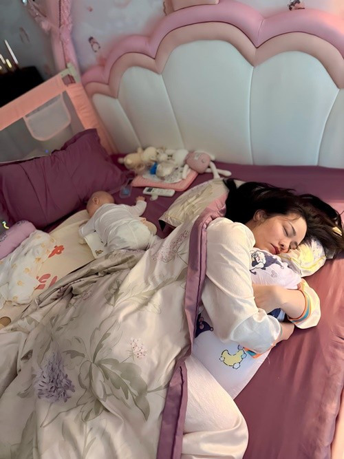 Nhật Kim Anh cùng ái nữ có nhiều khoảnh khắc hài hước. Ảnh: FB Nhật Kim Anh.