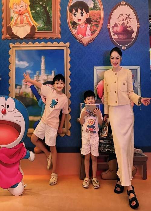 Dương Cẩm Lynh khoe hai con trai đều hiểu chuyện dù còn nhỏ: “Nghe những mong muốn của con làm cho mẹ dù có hay không mẹ cũng mừng rơi nước mắt. Cuối cùng người lo và thương yêu mẹ nhất cũng là hai chàng trai này. Hai người đàn ông trong đời muốn mua nhà tôi ở nhất là ba tôi và con tôi. Chỉ cần tụi con vậy mẹ đã thấy hạnh phúc và xứng đáng để mẹ hy sinh mọi thứ”. Ảnh: FB Dương Cẩm Lynh.