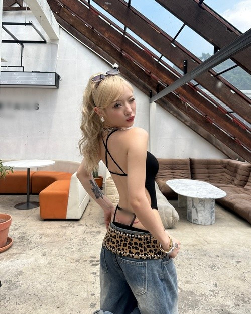 Nữ ca sĩ sinh năm 2000 vướng nghi vấn dao kéo bởi gương mặt của cô đơ cứng. Ảnh: FB Jannine Weigel.