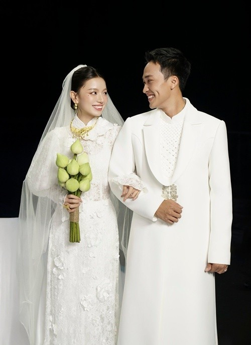 Trên trang cá nhân, Lâm Thanh Nhã đăng tải loạt ảnh hoá chú rể bên Lê Hạ Anh trên sân khấu. Ảnh: FB Lâm Thanh Nhã.