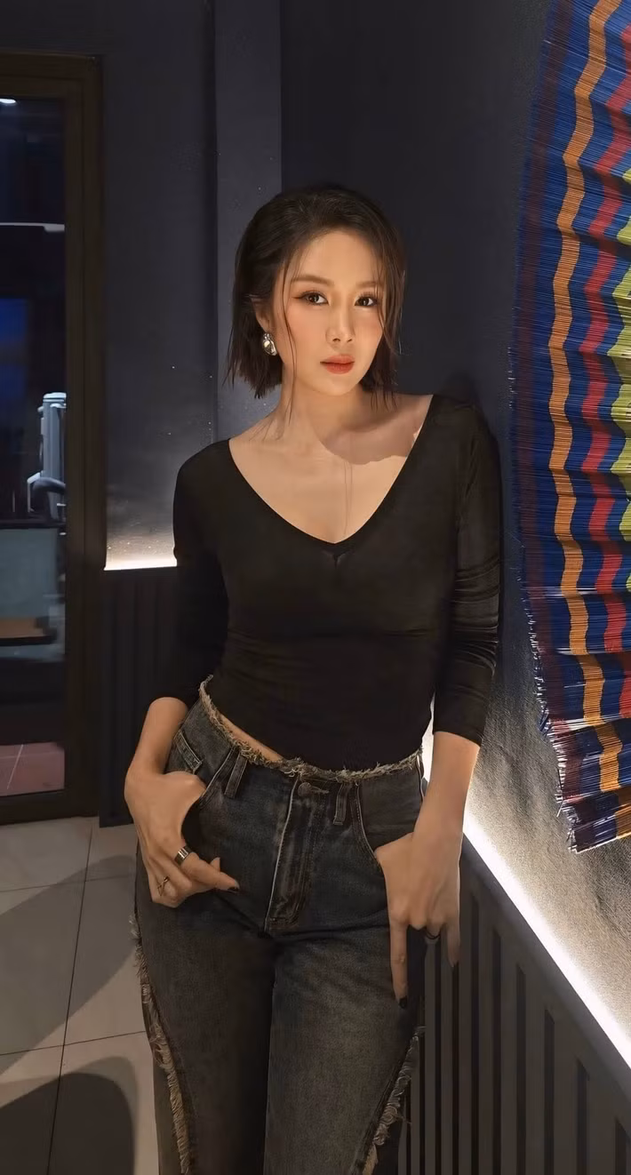 Nữ diễn viên thường chọn trang phục tối giản nhưng vẫn tôn vẻ gợi cảm như váy trễ vai, áo ôm dáng hay các thiết kế lụa mềm.