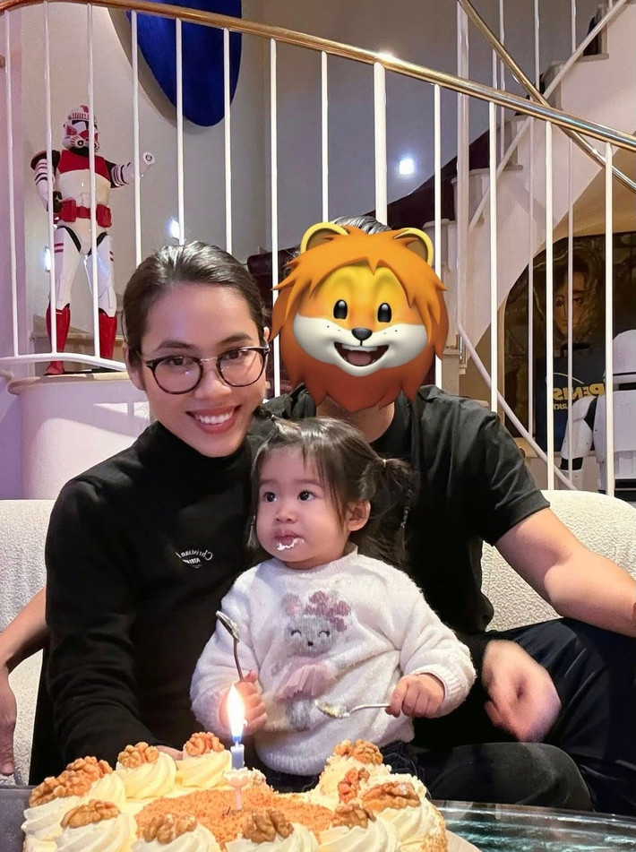 Hoàng My và bố bé Ayla vừa 'đường ai nấy đi'. Về người cũ, nàng hậu chưa từng tiết lộ danh tính, hình ảnh rõ mặt người đàn ông này. Lần cuối cùng Hoàng My chia sẻ hình ảnh bên bố bé Ayla là vào tháng 11/2025. Khi đó, nàng hậu nhắn nhủ bạn trai: "Cảm ơn Ayla và ‘người bạn’ đã đong đầy tim mẹ những phút giây sinh nhật hạnh phúc trọn vẹn".