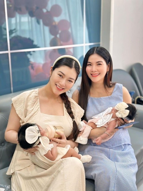 Thanh Trúc (trái) sinh bé Kỳ Kỳ vào đầu tháng 7/2024, Kha Ly chào đón bé Lita gia nhập tổ ấm vào giữa tháng 7/2024. Ảnh: FB Kha Ly.