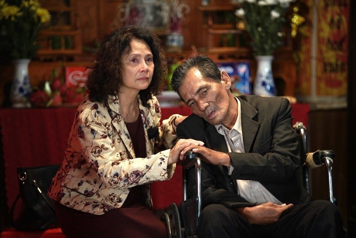 NSND Minh Châu - đóng vai bà Nguyện trong phim cho biết, Thương Tín có nhiều kỷ niệm với gia đình bà. "Tôi thấy cuộc sống của bạn mình không còn như trước nên rất thương", NSND Minh Châu chia sẻ trên Tiền Phong. Ảnh: Tiền Phong.