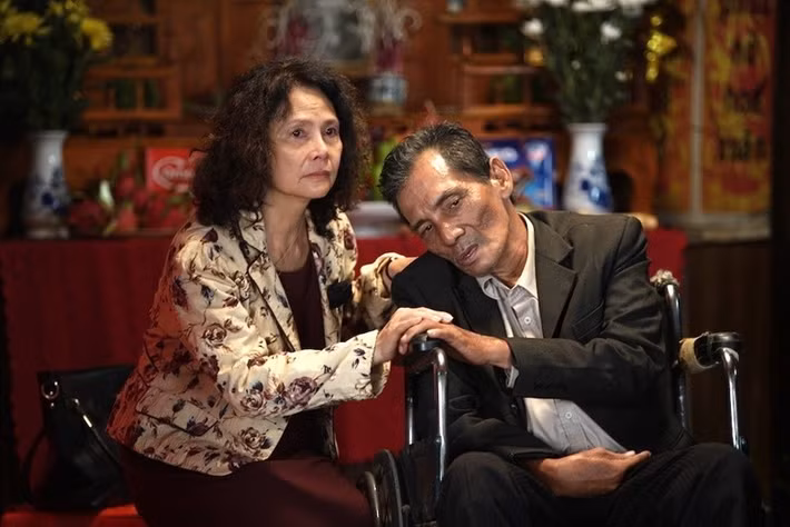 NSND Minh Châu - đóng vai bà Nguyện trong phim cho biết, Thương Tín có nhiều kỷ niệm với gia đình bà. "Tôi thấy cuộc sống của bạn mình không còn như trước nên rất thương", NSND Minh Châu chia sẻ trên Tiền Phong. Ảnh: Tiền Phong.