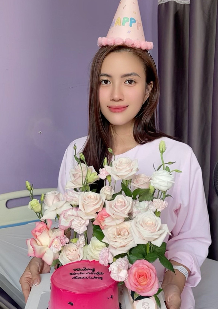 Trước đó, vào giữa tháng 7, Minh Nhàn đăng tải hình ảnh mừng tuổi mới trong bệnh viện. "Một sinh nhật thật đặc biệt và đáng nhớ khi đón tuổi mới ở một nơi đặc biệt", nàng hậu viết trên trang cá nhân. Ảnh: FB Minh Nhàn.
