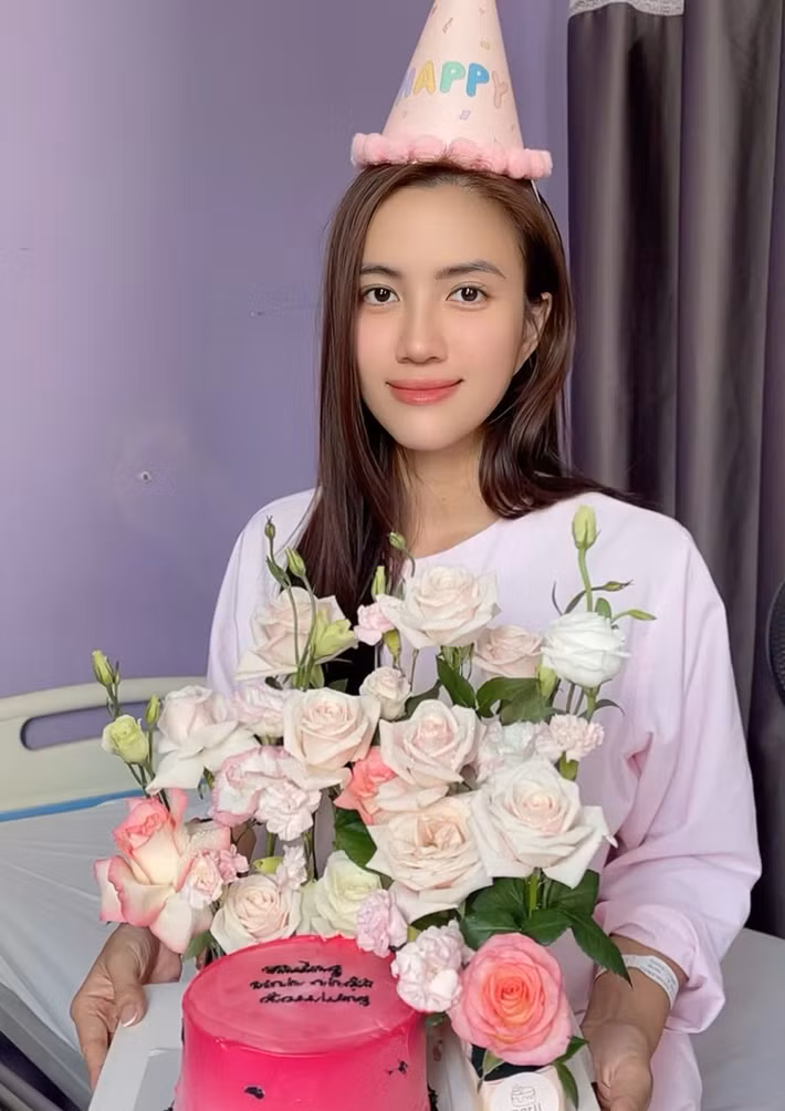 Trước đó, vào giữa tháng 7, Minh Nhàn đăng tải hình ảnh mừng tuổi mới trong bệnh viện. "Một sinh nhật thật đặc biệt và đáng nhớ khi đón tuổi mới ở một nơi đặc biệt", nàng hậu viết trên trang cá nhân. Ảnh: FB Minh Nhàn.