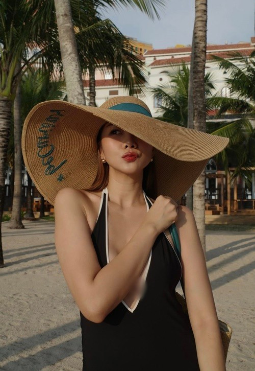 Nữ người mẫu sở hữu vòng eo 51cm, đôi chân dài 1m12. Ảnh: FB Thanh Hằng.