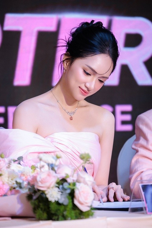 Trở về nước sau Miss Universe 2025, Hương Giang miệt mài tham gia các sự kiện giải trí. Ảnh: FB Hương Giang.