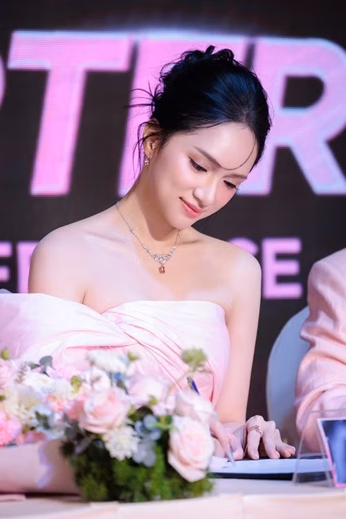 Trở về nước sau Miss Universe 2025, Hương Giang miệt mài tham gia các sự kiện giải trí. Ảnh: FB Hương Giang.