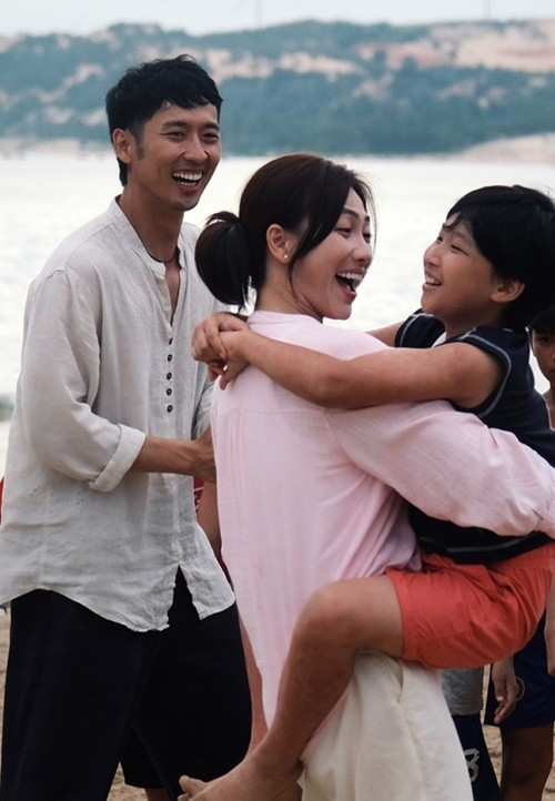 Theo VOV, trong phim Báu vật trời cho, Phương Anh Đào đóng vai Ngọc – một người mẹ đơn thân mạnh mẽ nhưng đầy tổn thương, vừa sợ hãi vừa kiên định. Tuấn Trần vào vai Hồng – chàng trai lạc quan, nội tâm sâu sắc. Ảnh: VOV.