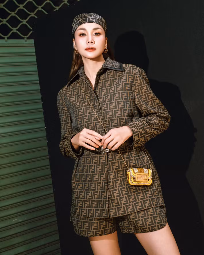 Tuổi 42, Thanh Hằng vẫn đắt show làm người mẫu, dự sự kiện, quảng cáo.