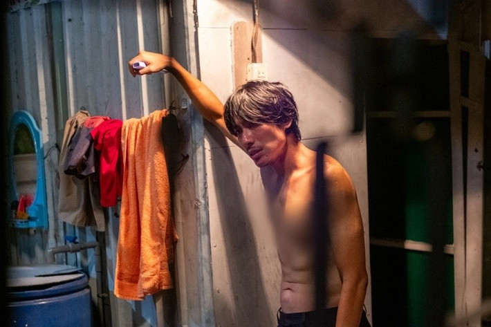 Sau khi vụt sáng, Kiều Minh Tuấn tiếp tục cố gắng. Theo VOV, để hóa thân trọn vẹn vào vai diễn trong phim Con kể ba nghe, nam diễn viên đã giảm gần 30kg, dành nhiều tháng tập luyện xiếc và tự mình thực hiện hàng loạt cảnh mạo hiểm như đi thăng bằng trên dây, trên xe đạp, làm người bập bênh, thậm chí ngậm dầu phun lửa. Ảnh: VOV.