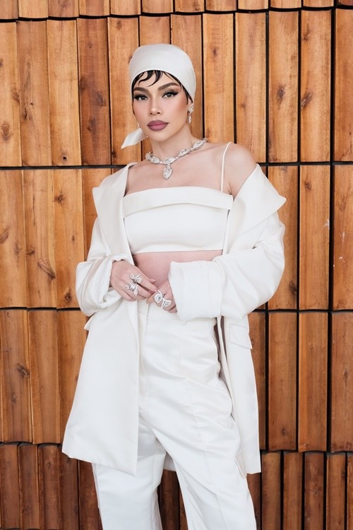 Thần thái của Hà Hồ đầy sang chảnh, cuốn hút người đối diện. Ảnh: FB Hồ Ngọc Hà.