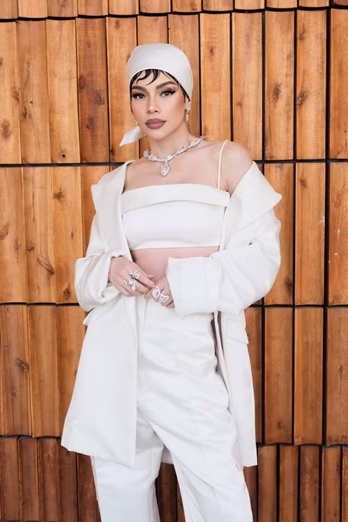 Thần thái của Hà Hồ đầy sang chảnh, cuốn hút người đối diện. Ảnh: FB Hồ Ngọc Hà.