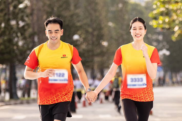 Mẹ chồng thường hỏi thông tin khi Phương Anh xuất hiện trên TV, thậm chí chụp lại hình ảnh cho cô xem. "Công việc của tôi trong nghệ thuật và giải trí khá mới lạ so với môi trường của ba mẹ chồng nhưng họ đều rất hiểu và tạo điều kiện", Phương Anh cho biết.